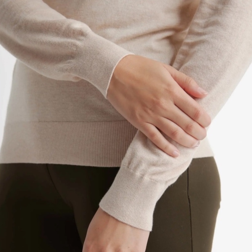 Quince Lightweight Cashmere V-Neck Sweater Heather Oatmeal Beige Sand Pullover - Picture 3 of 7